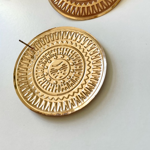Large Round Medallion Disc Embossed Lightweight Gold-tone & Brown Boho E… - Picture 2 of 5